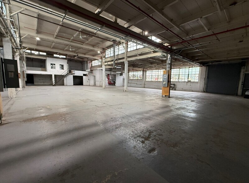 More Photos Of 18-57 Troutman St, Ridgewood Manufacturing For Lease