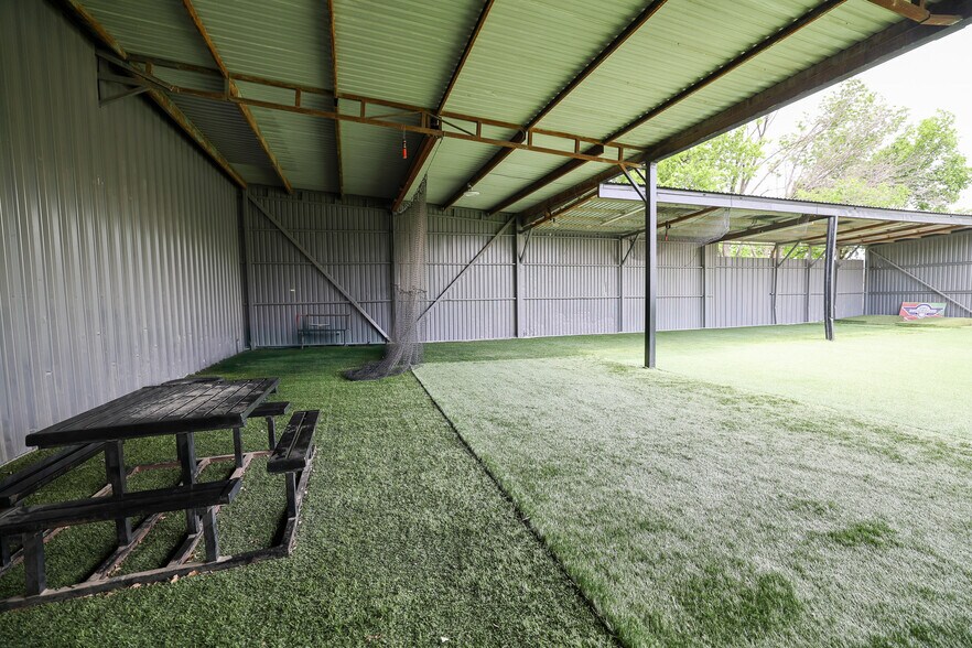 More Photos Of 415 Topeka Ave, Justin Warehouse For Sale