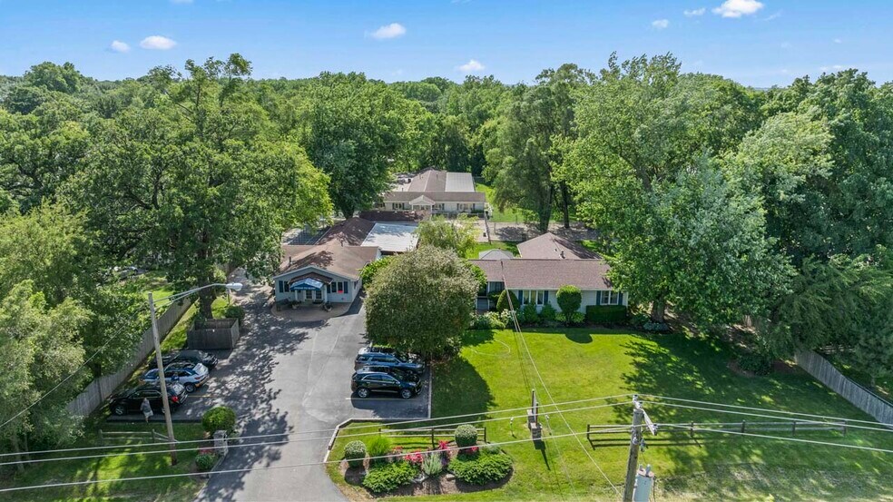 More Photos Of 4403 S Roberts Rd, Island Lake Veterinarian Kennel For Sale
