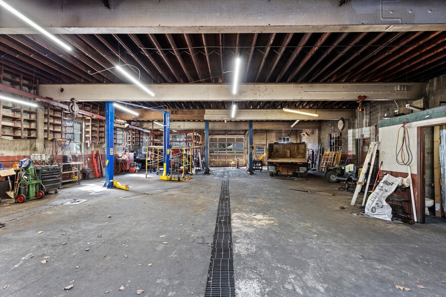 More Photos Of 512 National Rd, Wheeling Flex For Sale