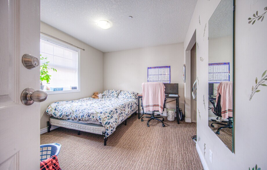 More Photos Of 172 Regina St N, Waterloo Apartments For Sale