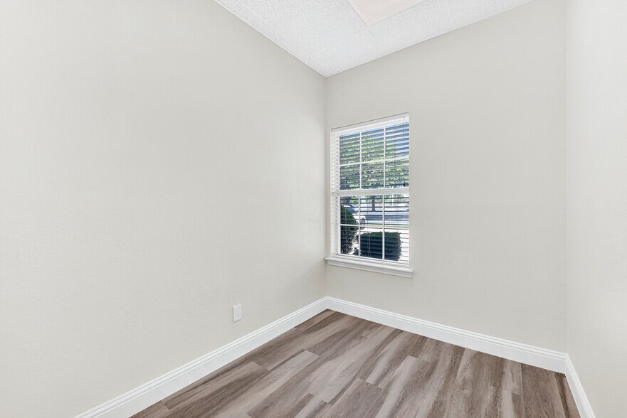 More Photos Of 326 S Edmonds Ln, Lewisville Medical For Lease