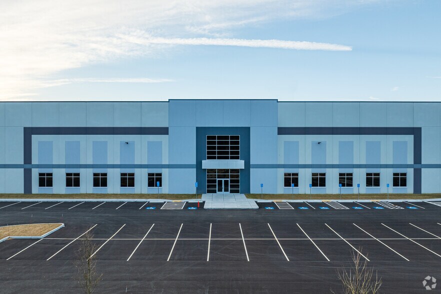 More Photos Of 139 Campanelli Dr, Uxbridge Distribution For Lease