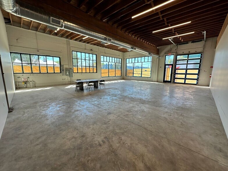 More Photos Of 633 SE Clay St, Portland Showroom For Lease