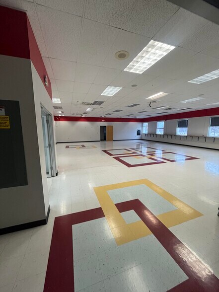 More Photos Of 2401 N State St, Waseca Manufacturing For Lease