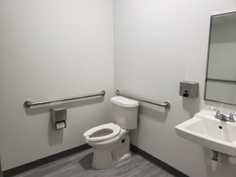 More Photos Of 6350 Techster Blvd, Fort Myers Research And Development For Lease
