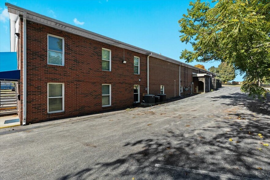 More Photos Of 617 Mulberry St, Elizabethtown Office For Sale