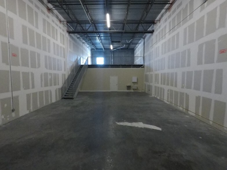 More Photos Of 787 Commerce Dr, Venice Warehouse For Lease