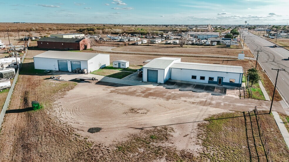 More Photos Of 13102 N Navarro St, Victoria Flex For Lease