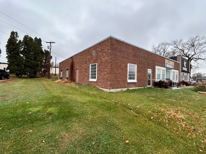 More Photos Of 102 SE 2nd Ave, Elgin Showroom For Sale