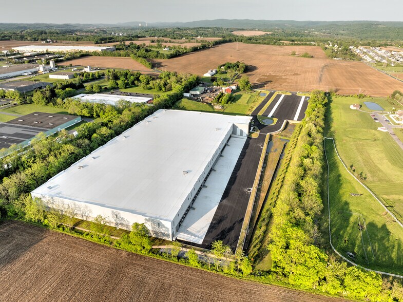 More Photos Of 3200 Richmond Rd, Easton Distribution For Lease