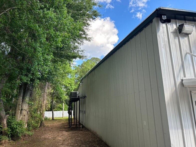More Photos Of 3226 Saint Stephens Rd, Mobile Showroom For Lease