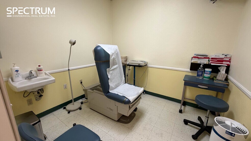 More Photos Of 22621 Lyons Ave, Santa Clarita Medical For Sale