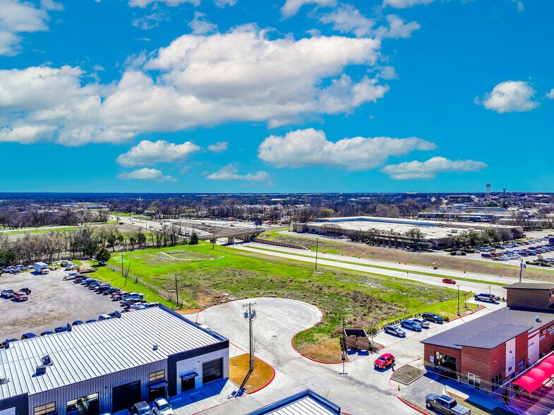 More Photos Of 551 University Dr, McKinney Showroom For Lease