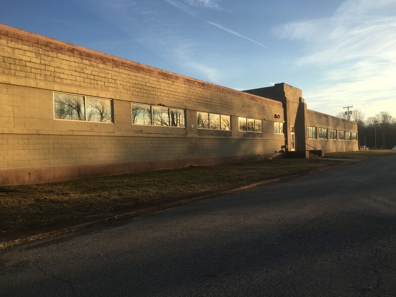 More Photos Of 2800-2822 Carroll Ave, Lynchburg Warehouse For Lease