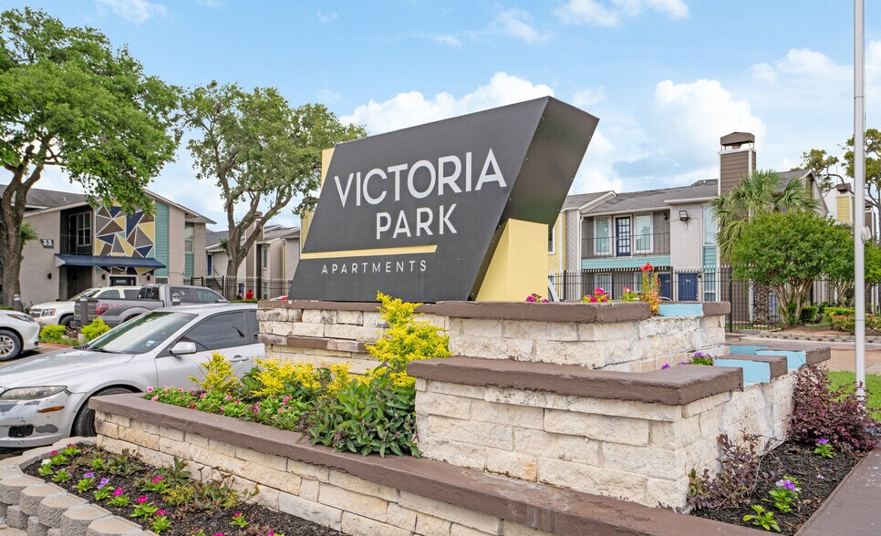 More Photos Of 8600 S Course Dr, Houston Apartments For Sale