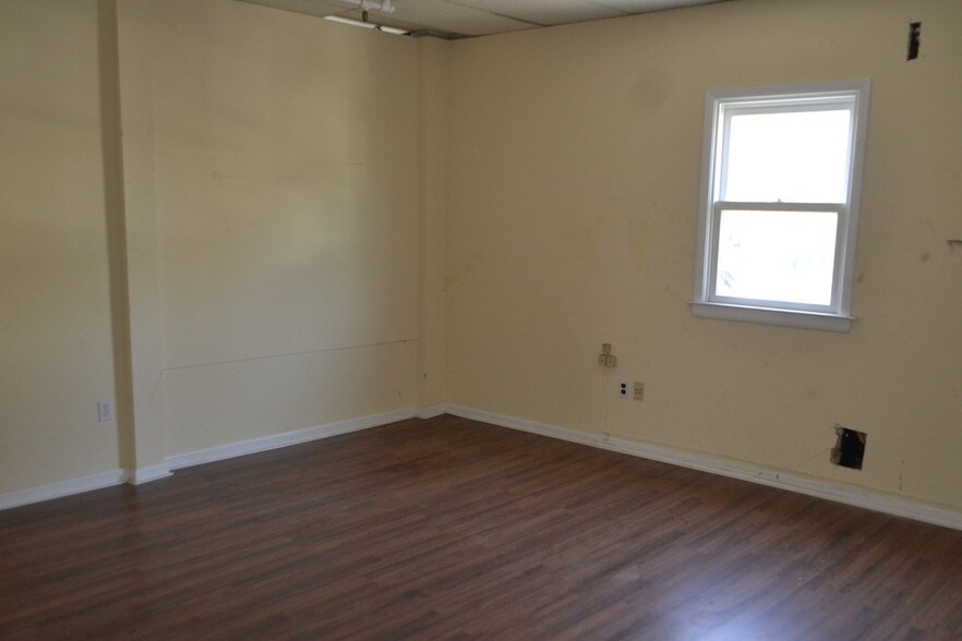 More Photos Of 2094 Boston Post Rd, Larchmont Storefront For Lease