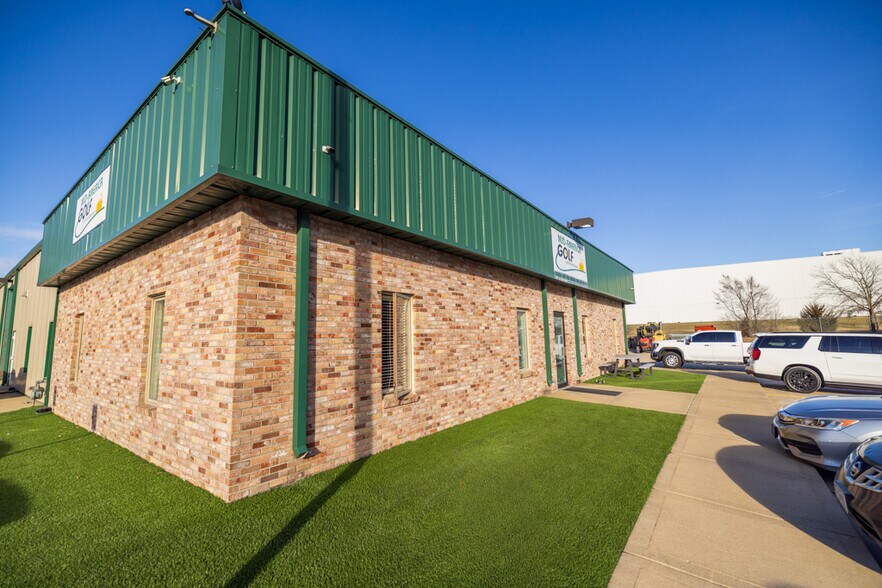 More Photos Of 1621 Se Summit St, Lee's Summit Light Distribution For Lease