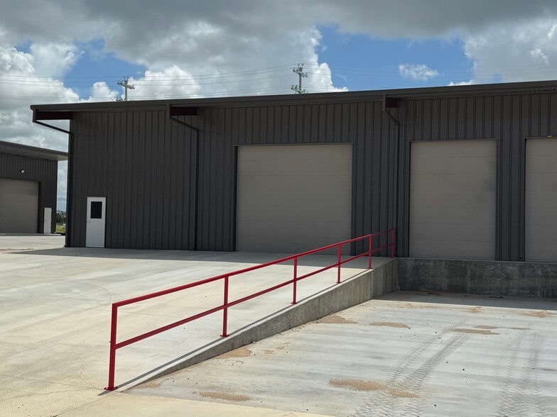 More Photos Of 450 Hwy 290 E, Elgin Light Distribution For Lease