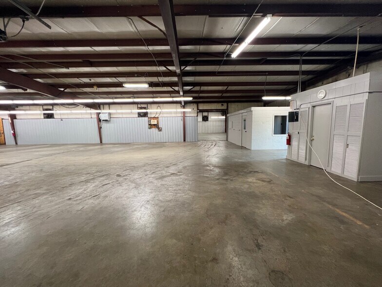More Photos Of 585 Old Georgia Rd, Moore Warehouse For Lease