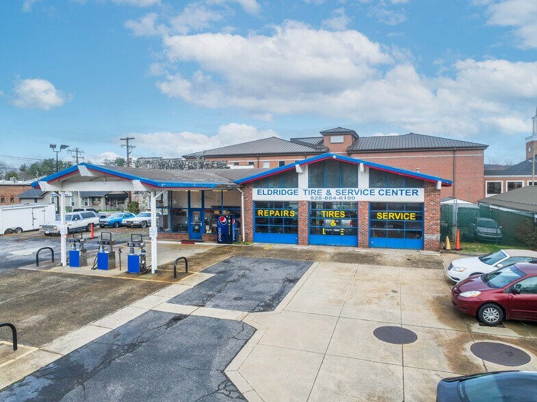 Primary Photo Of 81 S Broad St, Brevard Service Station For Lease