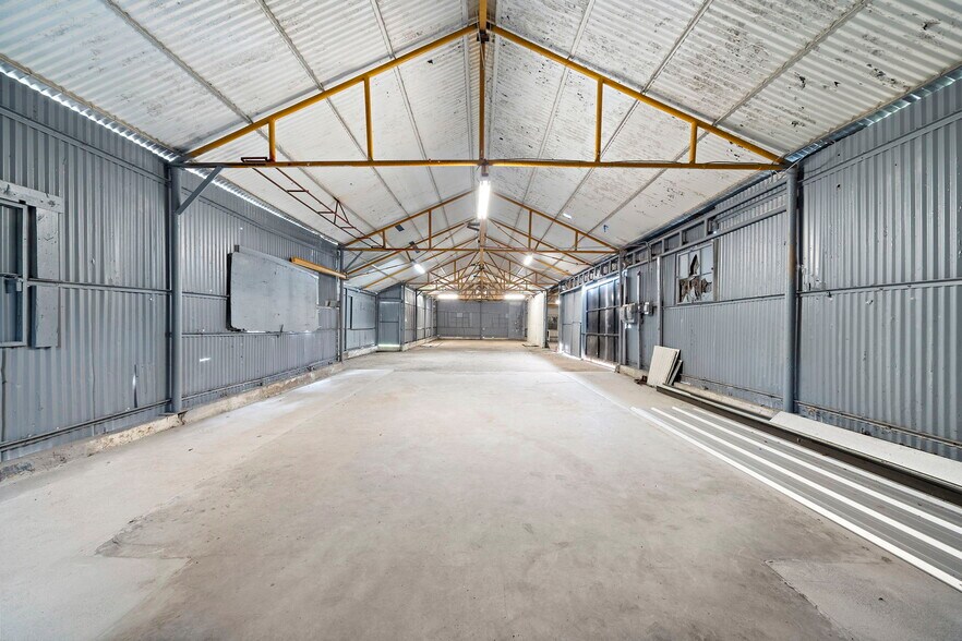 More Photos Of 120 N Bryan St, Houston Warehouse For Lease