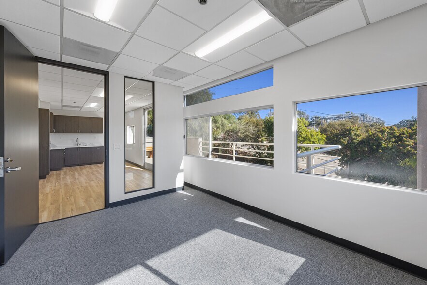 More Photos Of 990 Highland Dr, Solana Beach Coworking Space