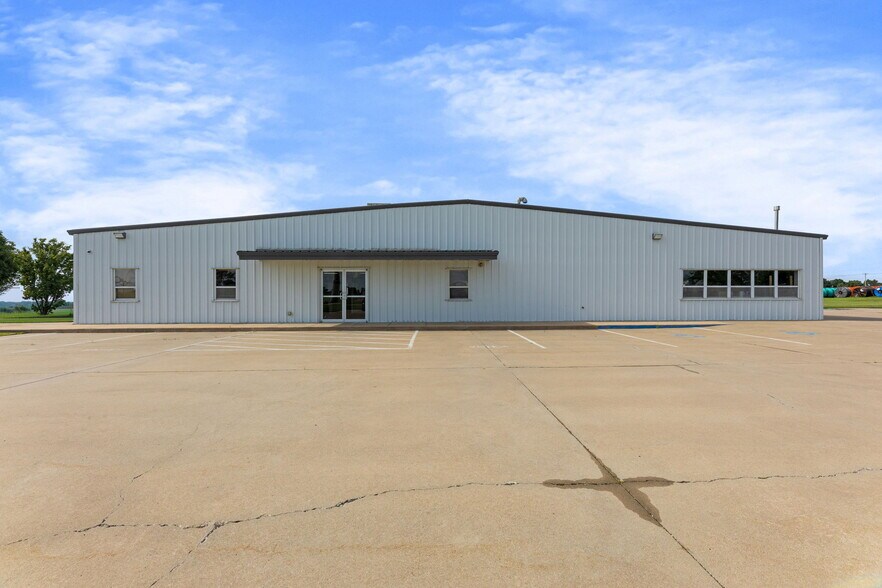 More Photos Of 900 W Miller Rd, Iola Manufacturing For Sale