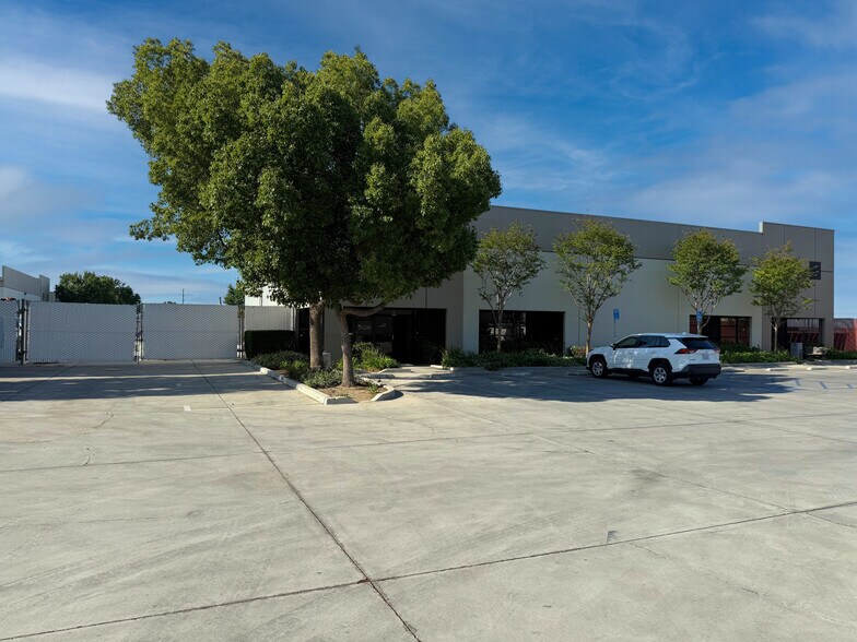 More Photos Of 3555 Landco Dr, Bakersfield Warehouse For Lease