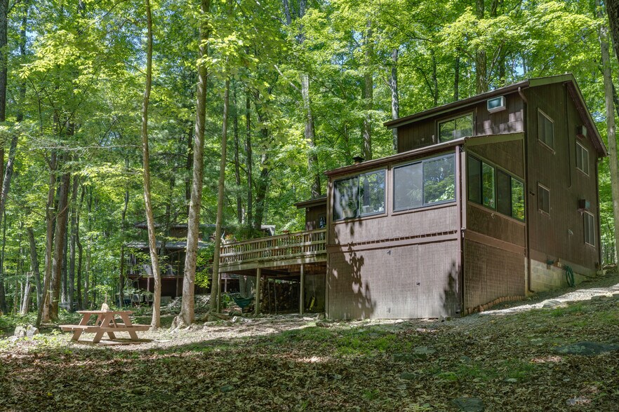 More Photos Of 11 Mountainside Dr, Berkeley Springs Specialty For Sale