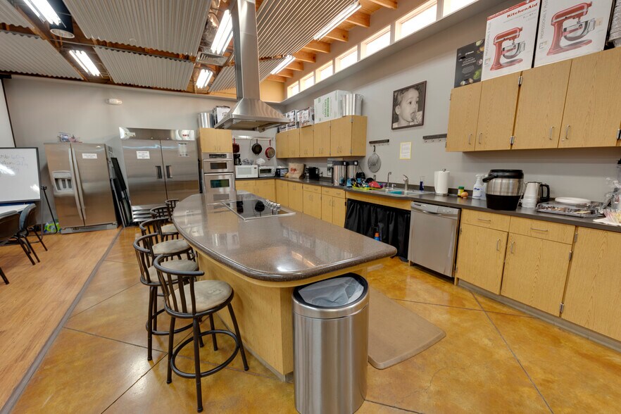 More Photos Of 826 Krill St, Corpus Christi Warehouse For Lease