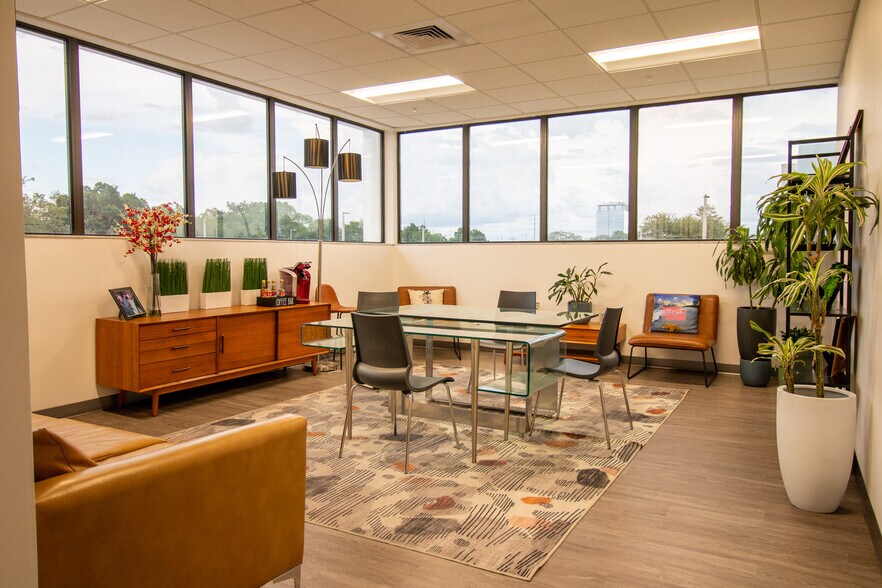 More Photos Of 3707 W Cherry St, Tampa Office For Sale