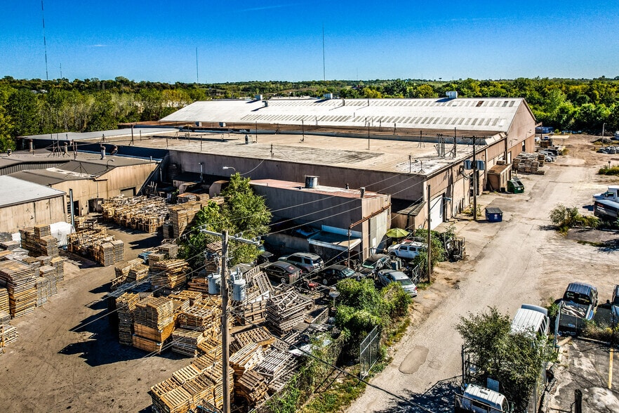 More Photos Of 7219 E 17th St, Kansas City Manufacturing For Lease