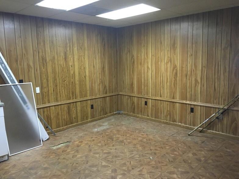 More Photos Of 401-415 Edgebrook Dr, Houston General Retail For Sale