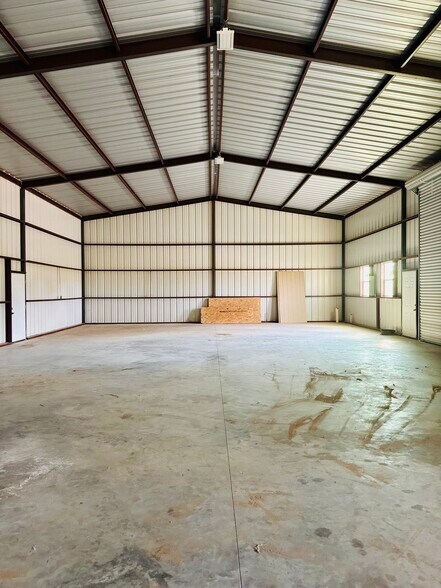 More Photos Of 12500 US-183 Hwy, Luling Warehouse For Lease