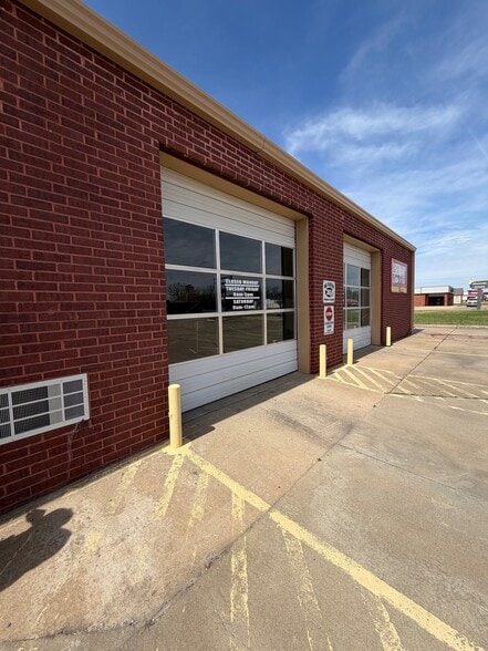 More Photos Of 627 S 32nd St, Muskogee Auto Repair For Sale