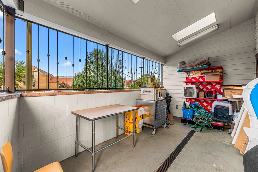 More Photos Of 10 N Chelan Ave, Wenatchee Veterinarian Kennel For Lease