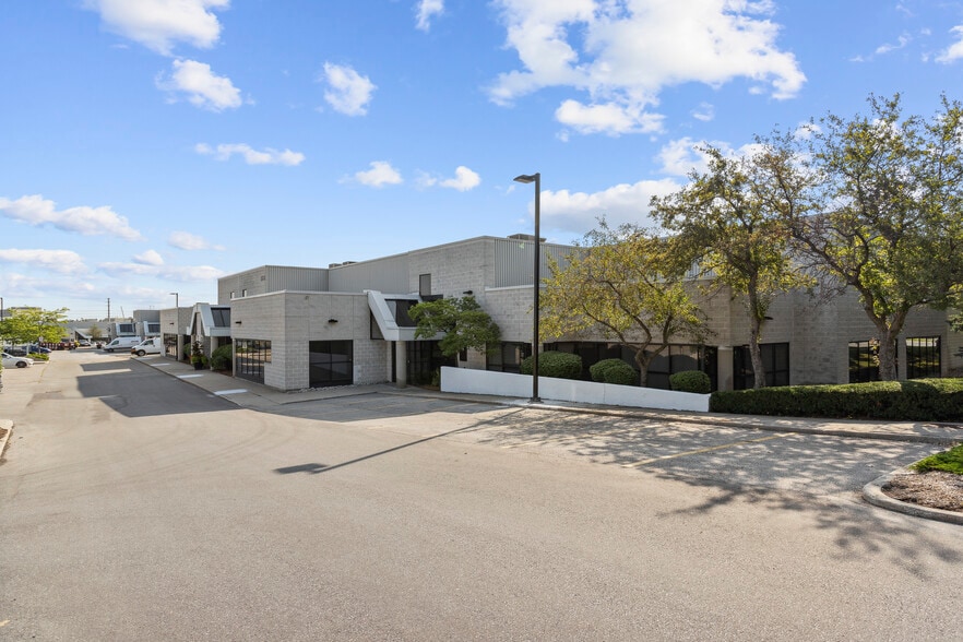 More Photos Of 6665 Millcreek Dr, Mississauga Distribution For Lease