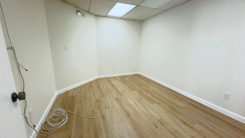 More Photos Of 1100-1160 E Route 66, Glendora Office For Lease