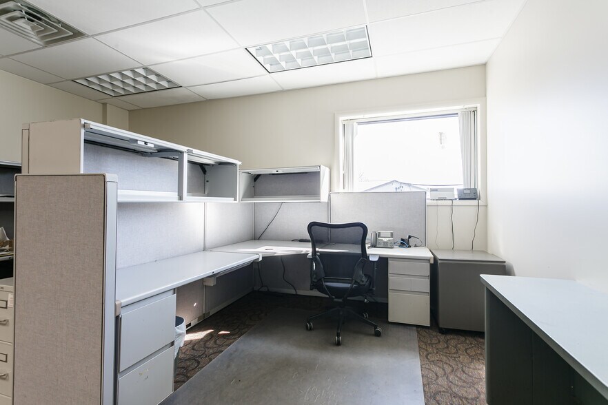 More Photos Of 636 W Washington St, Geneva Office For Sale