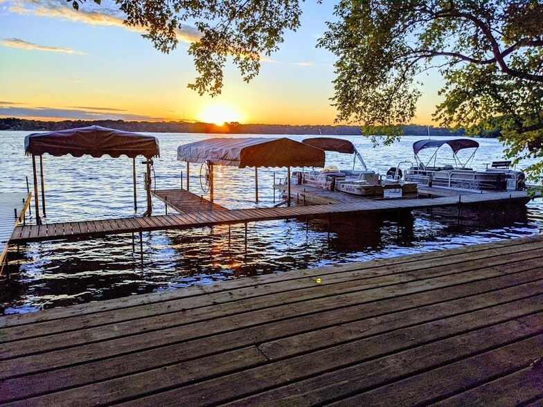 More Photos Of 2410 Albion Ave, Fairmont Hospitality For Sale