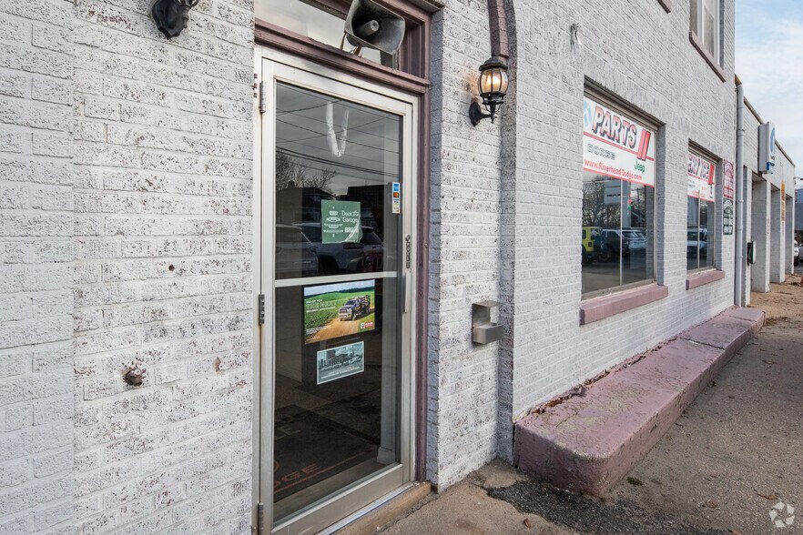 More Photos Of 642 W Main St, Riverhead Auto Dealership For Lease