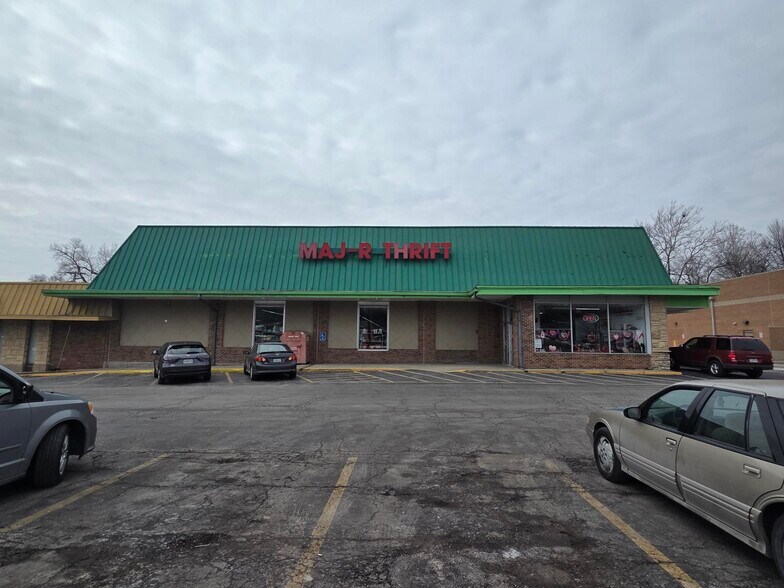 Primary Photo Of 6300-6314 N Oak Tfwy, Gladstone Freestanding For Lease