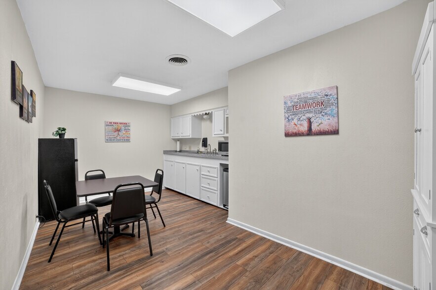 More Photos Of 108-110 W Grove St, Kaufman Office For Lease