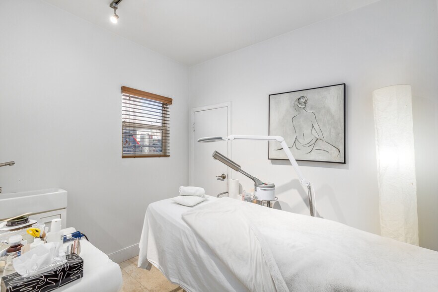 More Photos Of 2032 34th Ave SW, Calgary Office For Sale