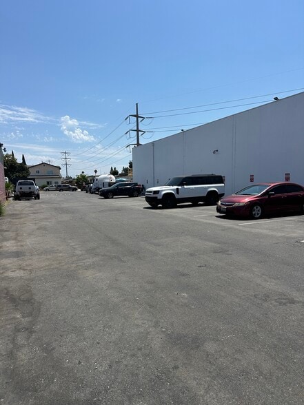 More Photos Of 2533 S Main St, Santa Ana Warehouse For Sale