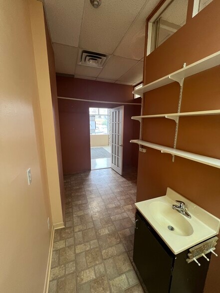 More Photos Of 548 Boul Laval, Laval General Retail For Lease
