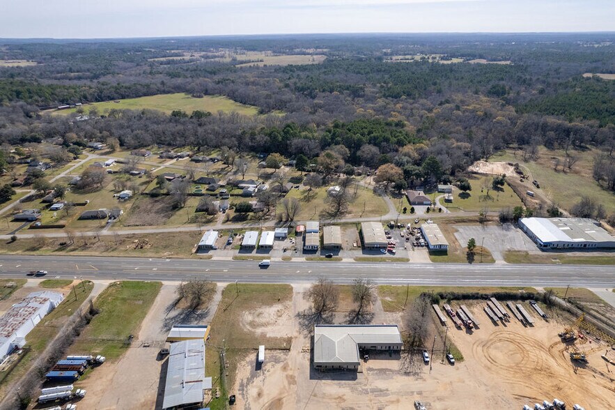 More Photos Of 5424 W Oak St, Palestine Showroom For Lease