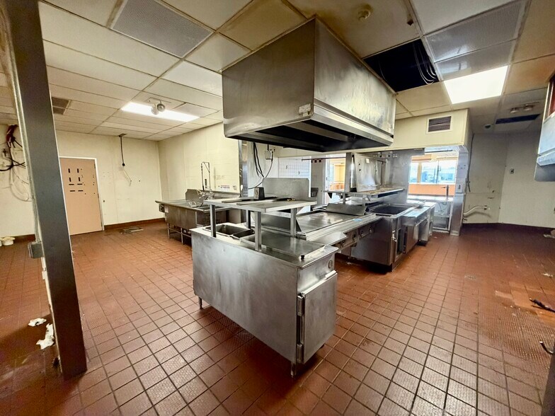 More Photos Of 18902 Northline Rd, Southgate Fast Food For Lease