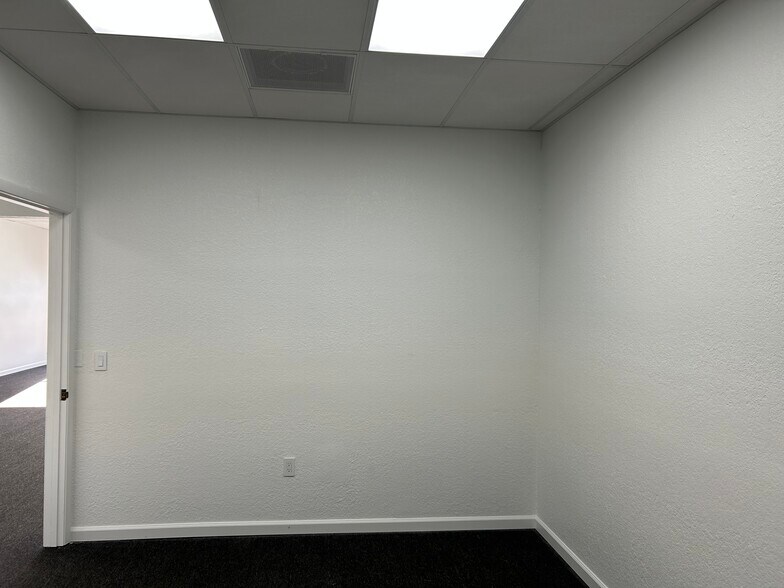 More Photos Of 2131-2143 S Tamiami Trl, Venice Storefront Retail Office For Lease